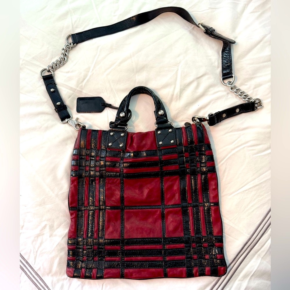 Badgley Mischka Black and Burgundy Patent Leather Glam Bag Pre-owned
